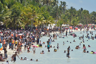 Miles de bañistas abarrotan playa de Boca Chica este Domingo de Resurrección