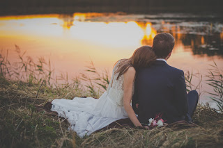 Novios al pie de un lago