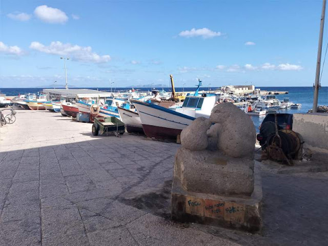 statua foca monaca nel porto di Marettimo