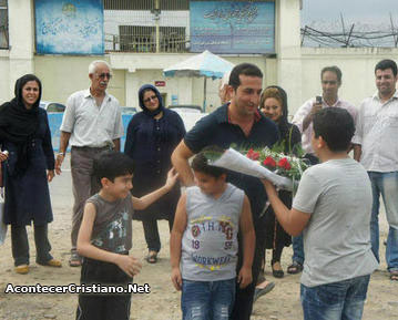 Youcef Nadarkhani saliendo libre de prisión