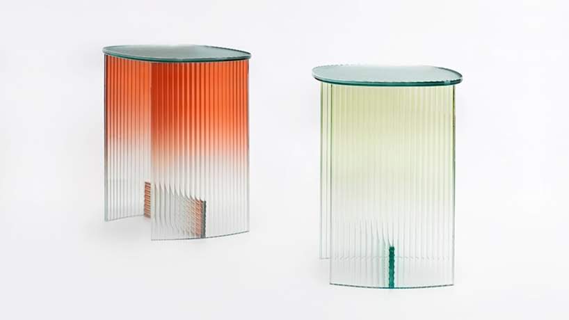 El degrade y vidrio estriado de estas mesas crean un entorno para transmitir una perspectiva diferente