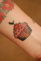 Tatuagem de bolo com cereja