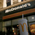 Empleada de McDonald's arroja agua hirviendo a niño que molestaba clientes.