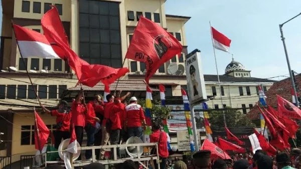 Kader PDIP Ancam Bertindak Sendiri Kepada Pelaku Pembakaran Bendera