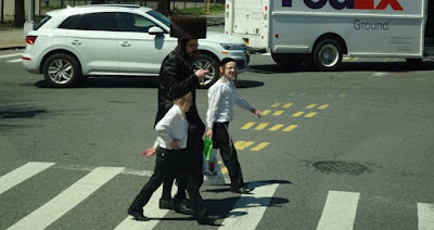 Un judío ortodoxo usando el shtreimel.