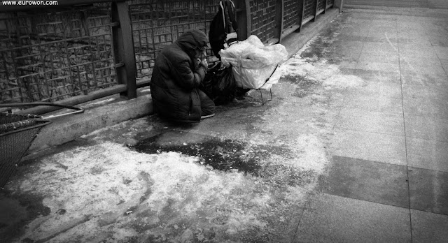 Anciano vendiendo libretas en un puente de Seúl