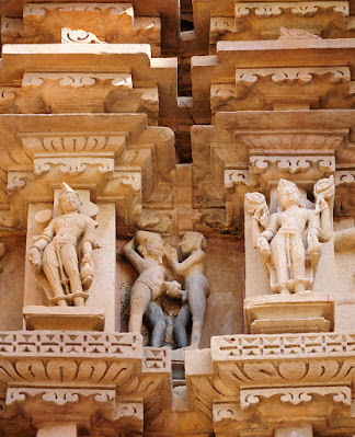 Homossexualidade na Índia - Esculturas eróticas de dois homens (centro) nos Templos de Khajuraho, Índia