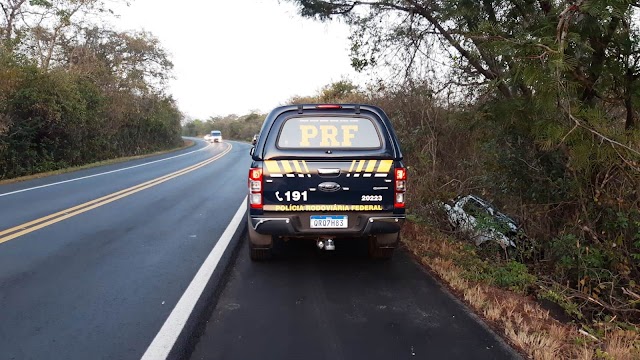 Motorista sofre lesões graves após perder o controle de veículo e capotar na BR 343