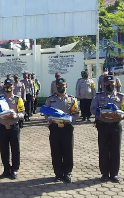 POLRI-TNI Serahkan Bansos PPKM Mikro Pada Warga.