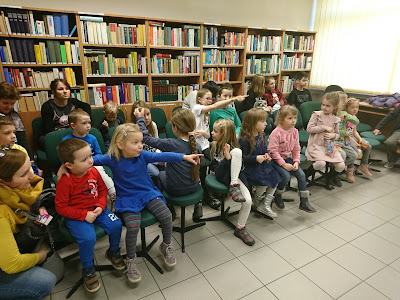 Na zdjęciu dzieci i rodzice czekają na rozpoczęcie teatrzyku