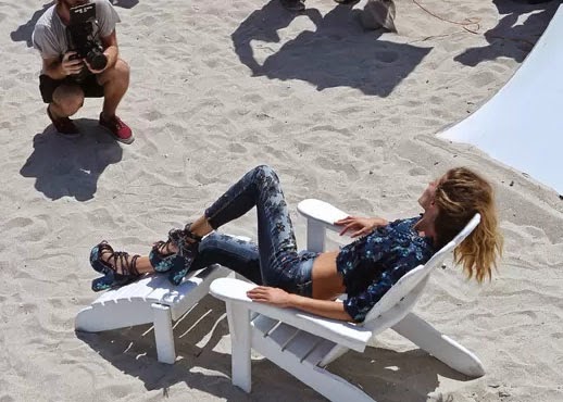 Colcci campanha verão 2015 com Gisele Bündchen calça camisa cropped e sandálias estampada