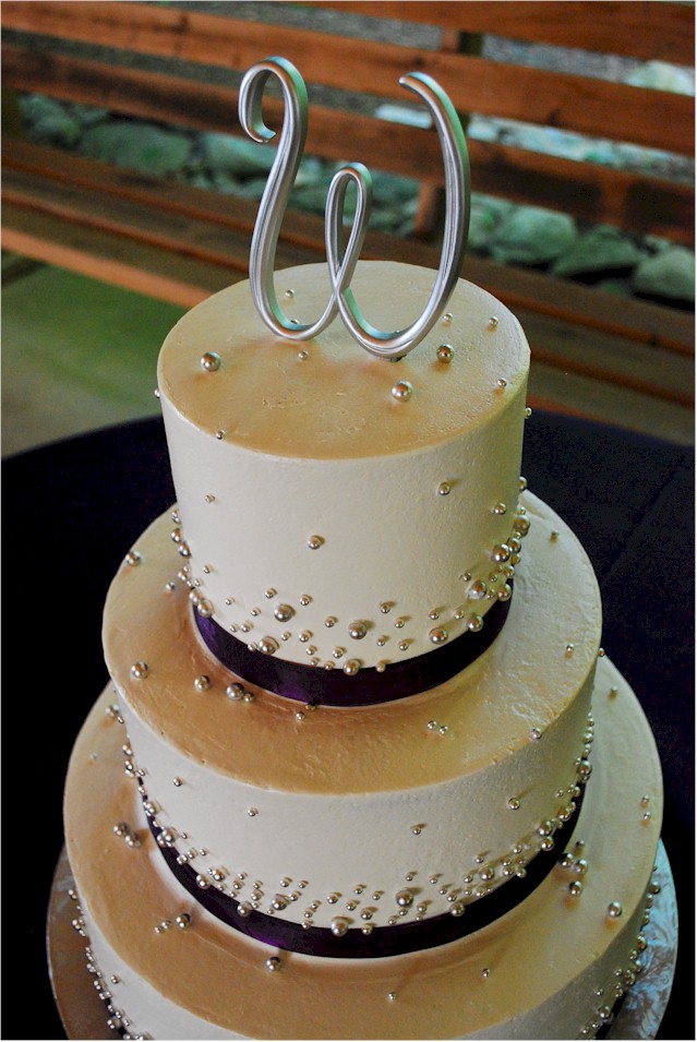 I think this wedding cake is a perfect example of how a cake that isn't too