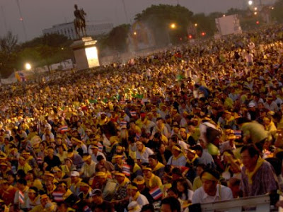 foule en jaune