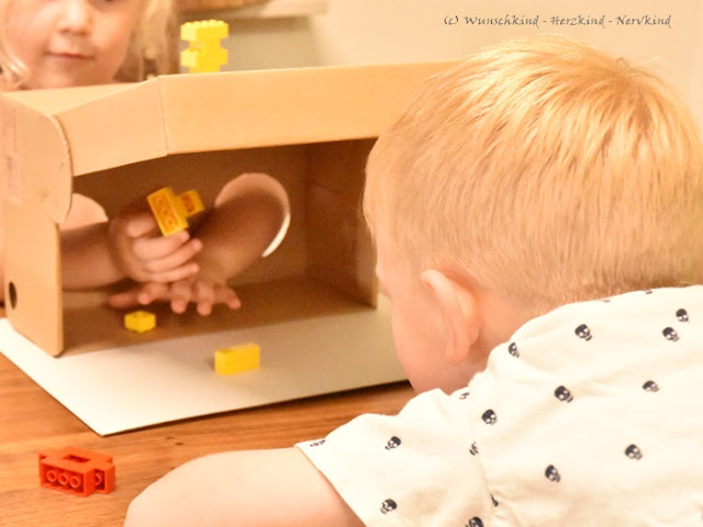 Lernen mit Lego. Bauen ohne die Augen zu nutzen. Durch das reine Fühlen der Bausteine, stellt dieser Lego Fühlkasten eine neue Herausforderung da. Das räumliche Sehen und Denken wird nun stark beansprucht und Geduld und Konzentration wird benötigt.