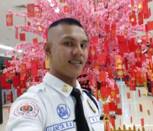 A mall security guard is receiving praises after he made efforts find the owner of a clutch bag containing huge amounts of cash. This happened in a mall in Makati City. According to Ronald Llaneta, who hails from Atimonan, Quezon Province, he was doing his regular rounds in the mall when he saw a bag left in a pushcart. It happened past 7PM last Thursday, while he was on duty. He ventured into the supermarket section and that's where he saw the bag unattended.  He immediately brought the bag to the security office. When they opened it, they found a stack of money estimated to be P500,000. Ronald and his colleagues immediately notified the mall management about the lost and found bag in a bid to find its owner as fast as possible. The owner was finally notified after an hour. He thanked Llaneta profusely offering a reward to the guard. Llaneta gracefully declined, saying it was his job to secure people and property inside the mall where he works. The mall management expressed their admiration for Ronald. Even his colleagues were impressed by his honesty. The security agency which supplied Ronald to the mall expressed their pride in their employee.