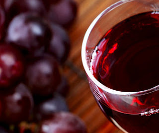 mencegah jerawat membandel dengan minum anggur merah minuman jeruk nipis
