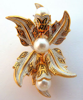 https://www.kcavintagegems.uk/vintage-damascene-style-and-faux-pearl-floral-design-brooch-5617-p.asp