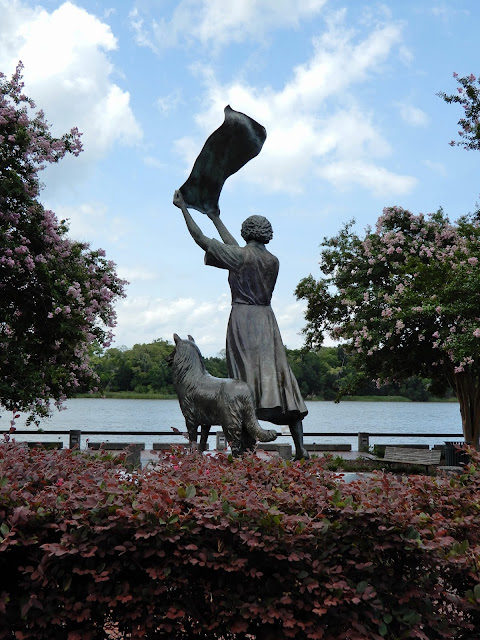 Waving Girl statue