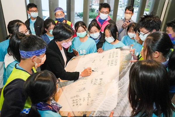 原斗國中小單車隊18日下午車隊抵達彰化市，為勉勵參加學童，彰化縣長王惠美特地於大象牛排館辦理餐會。（記者林明佑翻攝）