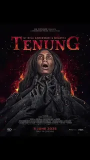 Poster resmi film Tenung (2025) menampilkan sosok perempuan ketakutan dikelilingi tangan hitam mistis
