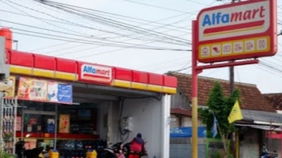 Detik-detik Perampok Bersenpi Satroni Alfamart Di Tangerang, Gasak Uang Rp 40 Juta