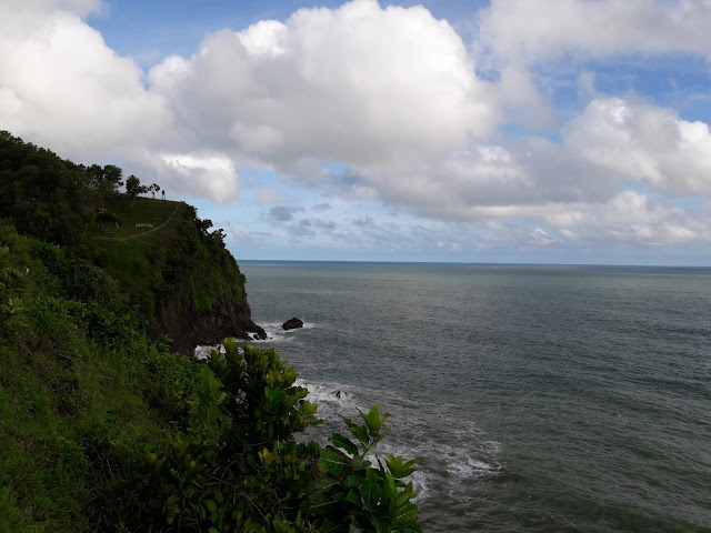 Wisata alam pantai Watu Bale di Kebumen