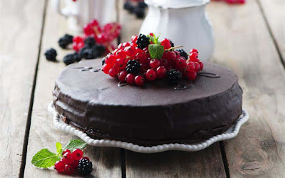 chocolate-cake-sweets-icing-berries