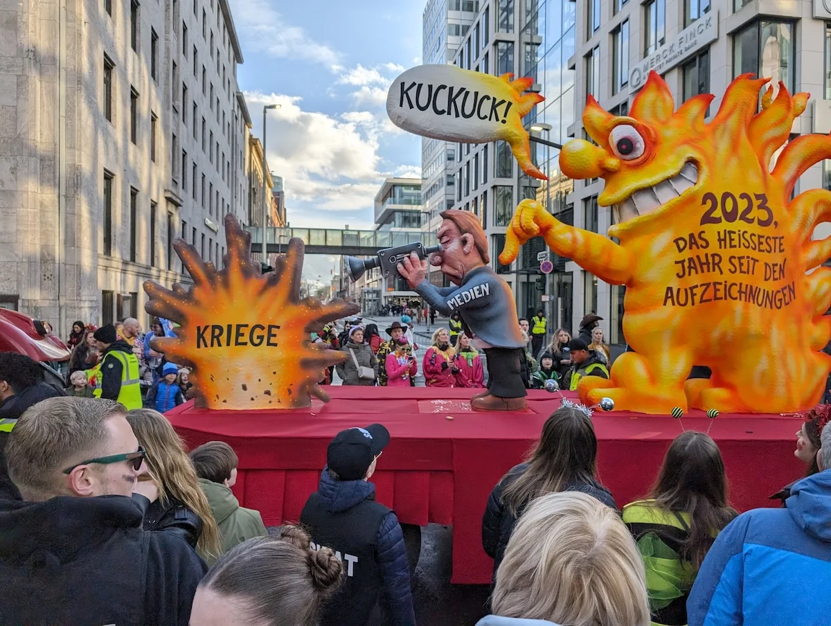 Die Rosenmontagswagen in Düsseldorf von Jacques Tilly | Innere Haltung und ethischer Kompass