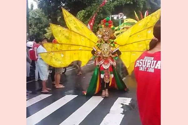 Gambar Baju Unik Dalam Fashion On The Street Di Pasuruan 