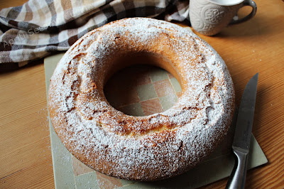 La ricetta perfetta per una soffice ciambella allo yogurt, aromatizzata con scorza di limone. Senza burro e se volete senza glutine.