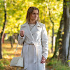 Jasno szarobeżowy płaszcz z paskiem w jesiennej stylizacji | Beżowy total look