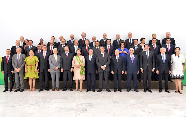 A foto foto mostra a Presidenta Dilma Rousseff e seus ministros.