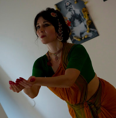 Marialuisa Sales Maria Luisa Sales “IL TEMPIO DELL’UOMO” Conferenza - SpettacoloDanza Classica Indiana Bharatanatyam   a cura di Marialuisa Sales  Aspetti storici e simbolici del rito danzato  Kashi Kriya Yoga Centre Perugia, 5 Dicembre 2009, ore 17.00 La conferenza spettacolo alterna l’esecuzione dei brani ad interventi che approfondiscono gli aspetti storici e simbolici della Danza Classica Indiana in relazione alla tradizione Yoga. Il repertorio segue l’impostazione classica del Tanjore Quartet, alternando l’esecuzione delle composizioni classiche (alcune in estratto) a cenni sulle modalità tecnico-compositive dei brani di danza pura (le geometrie delle posizioni), al legame simbolico tra l’arte degli ornamenti, la composizione musicale, i chakra e, non ultime, dettagliate descrizioni della gestualità codificata utilizzata nelle narrazioni.