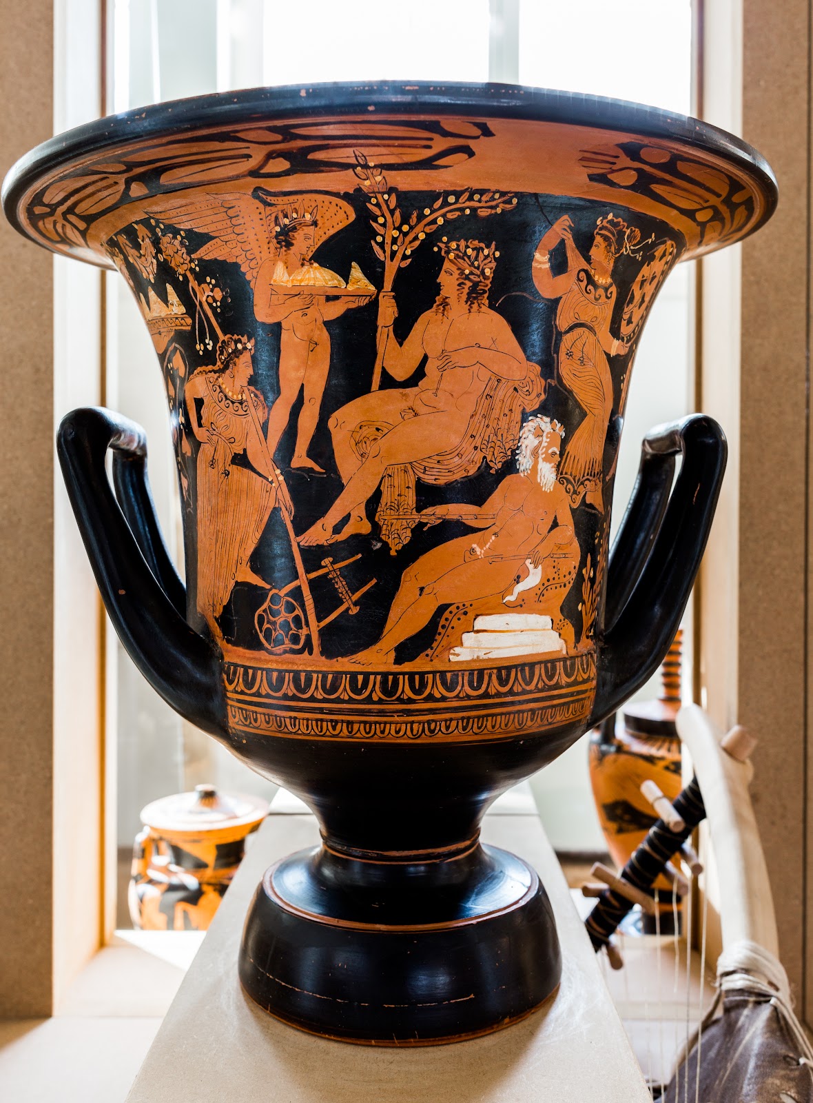 アポロンとマルシュアスがエロスとサテュロスもマイナスといる様子が描かれた古代ギリシャのアッティカの大きな花瓶