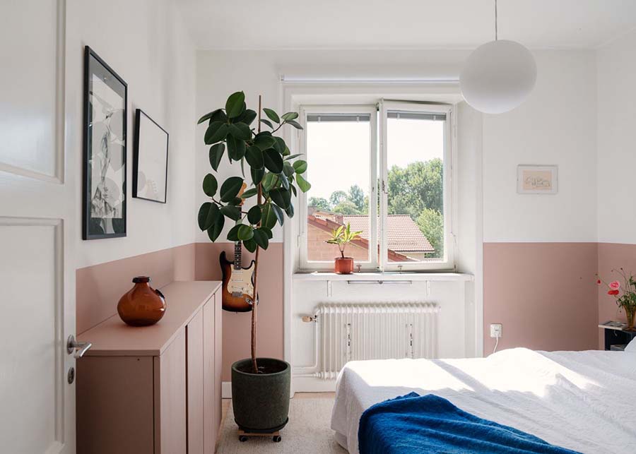 Camera rosa e pareti dipinte a metà