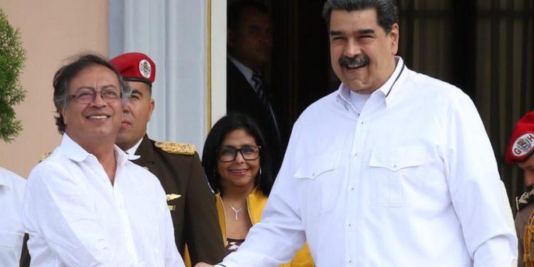 Petro y Maduro acordaron abrir toda la frontera para el paso de bienes y personas