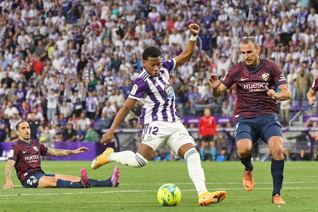 Ignasi Miquel no llega a tiempo de impedir el remate de Gonzalo Plata que se convertiría en el segundo gol vallisoletano. REAL VALLADOLID C. F. 3 S. D. HUESCA 0 Domingo 29/05/2022, 20:00 horas. Campeonato de Liga de 2ª División, jornada 42. Valladolid, estadio José Zorrilla: 22.397 espectadores.