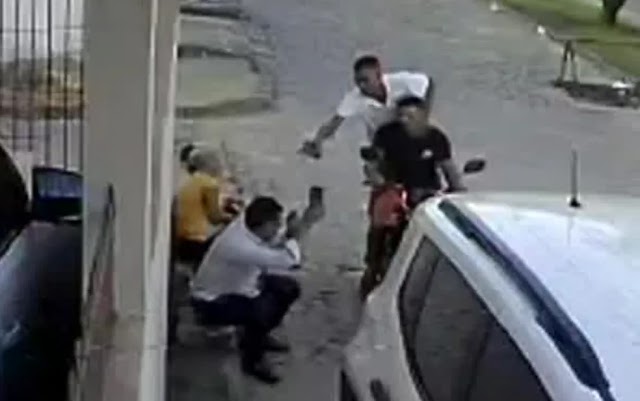 Vídeo mostra execução de vereador de Primavera; dois homens armados chegam de moto e assassinam a vítima na calçada