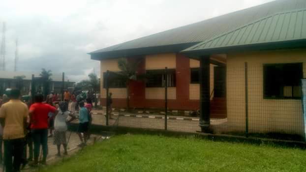 Photos: Commotion in Port Harcourt as students, pupils flee, parents withdraw children after rumours spread that soldiers are injecting monkey pox virus