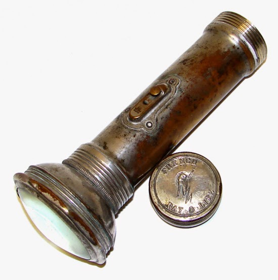 http://www.flashlightmuseum.com/flashlights/RA00164.jpg