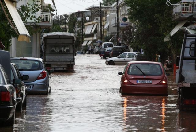 Πλημμύρισαν δρόμοι στο Ίλιον λόγω της ισχυρής βροχόπτωσης
