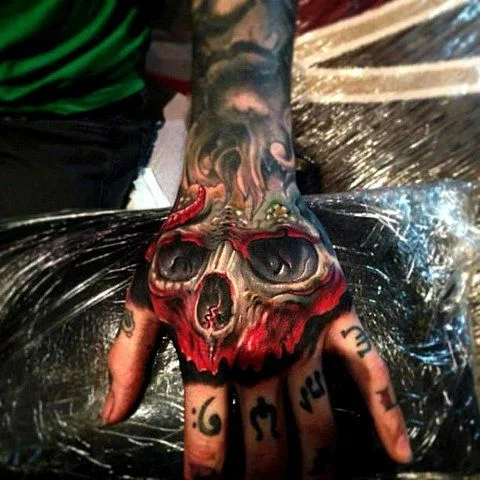tatuaje en las manos para hombre