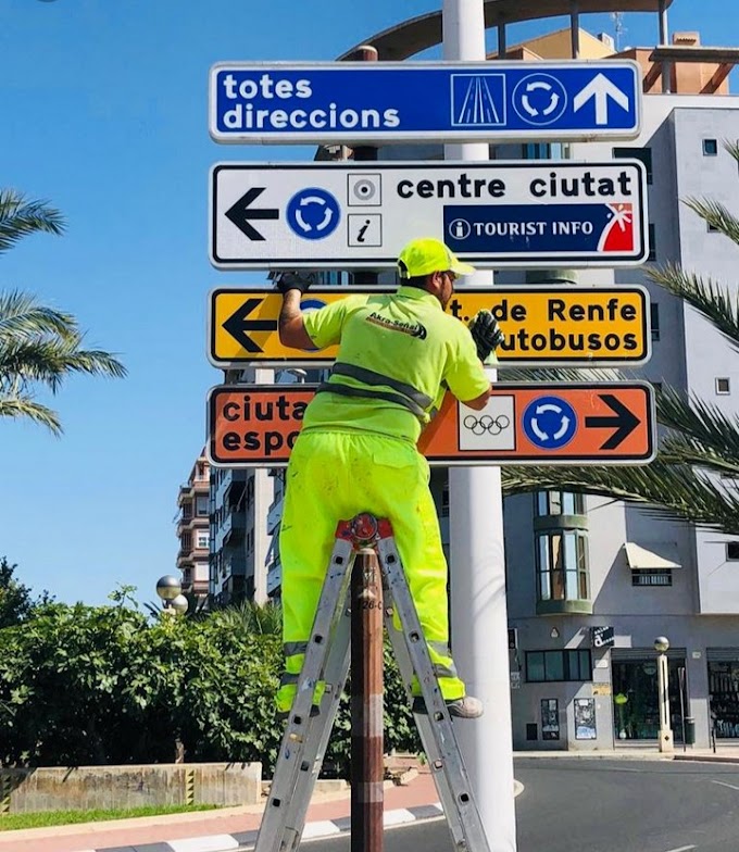 CONTIGO exige al Ayuntamiento que cumpla la normativa de señalización vertical rotulando también en castellano