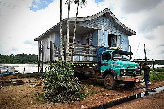 Caminhão leva casa inteira de margem de rio para escapar de cheia em Boca do Acre