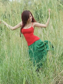 Foto Sexy Elly Tran Ha di antara Semak-Semak