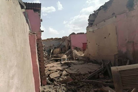 بالصور مشاهد من آثار الدمار على عدد من المباني بحي اللاماب ناصر بالخرطوم أمس