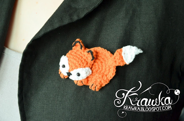 Krawka: Cute orange fox brooch with free pattern. Very fast and easy crochet project.