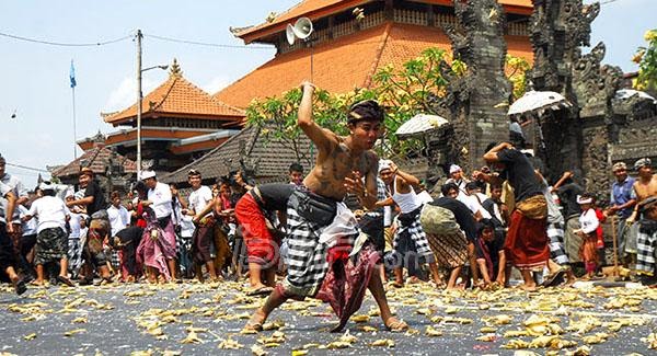 Perang Tipat Bantal Tradisi Adat Penuh Makna Pariwisata Bali