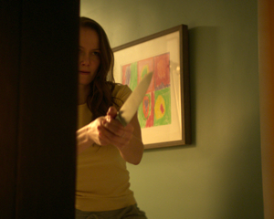 Andi Matichak con un cuchillo