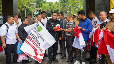 ICMI Kepri Bersama Orda ICMI Bagikan 1500 Bendera Merah Putih di Tanjungpinang 